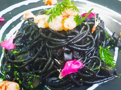 Spaghettoni di pasta fresca al nero di seppia, gambero rosso al crudo e burrata a specchio